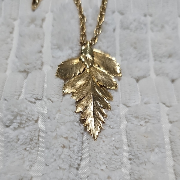 Small Gold-toned Jewelry Bundle - Picture 2 of 7